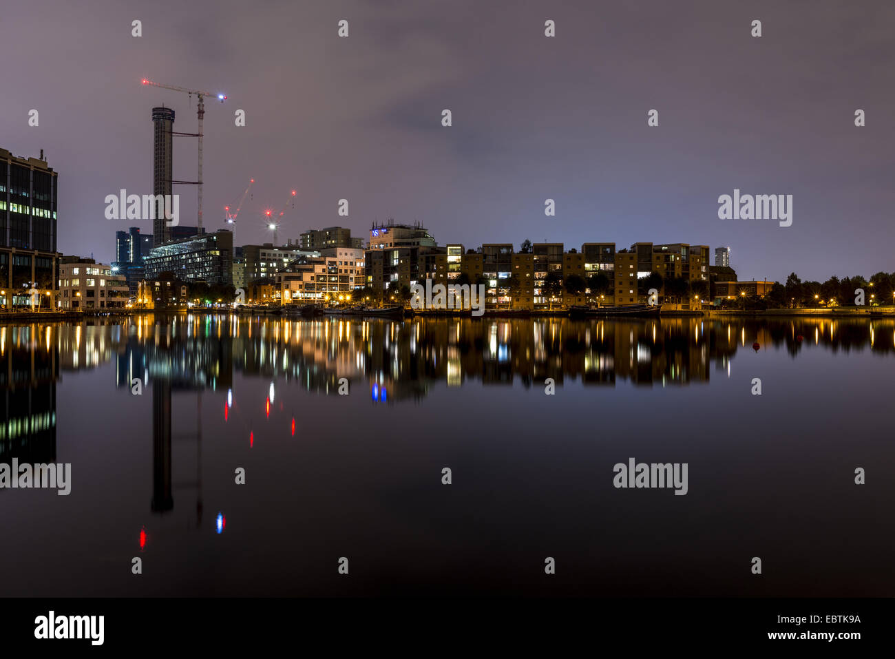Millwall Dock est un dock à Millwall, au sud de Canary Wharf sur l'Isle of Dogs, Londres. Vu ici dans la nuit. Banque D'Images