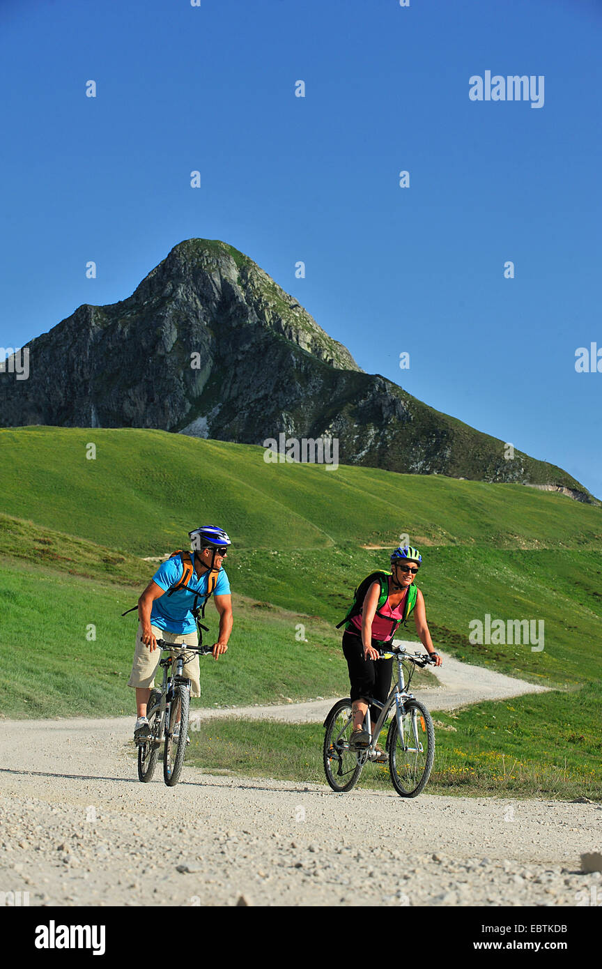 Deux vélo de montagne sur sentier de montagne, France, Savoie Banque D'Images