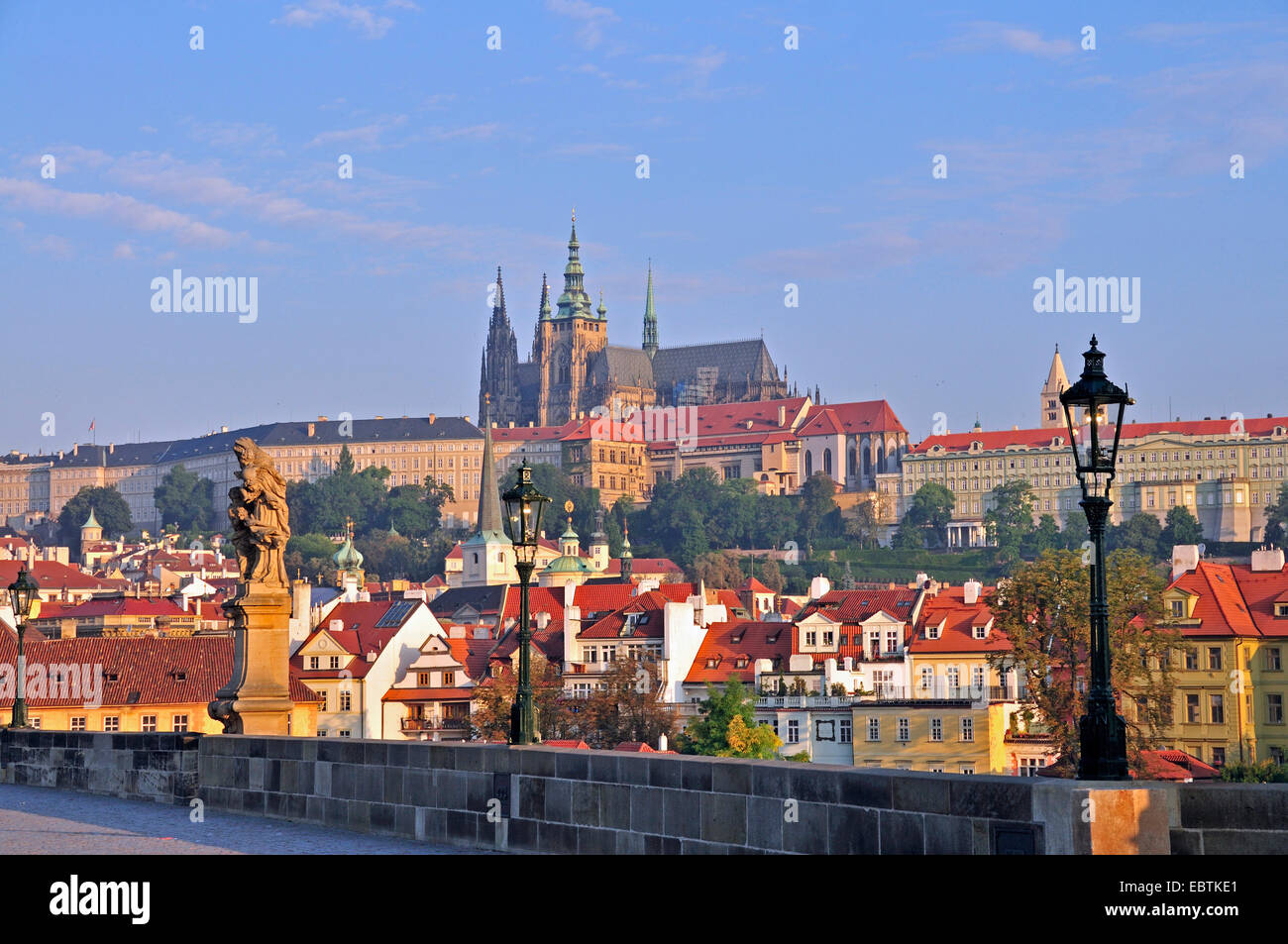 Le Pont Charles avec le château de Prague sur HradÞany Hill dans le backgrund, la République tchèque, la Bohême, Prague Banque D'Images