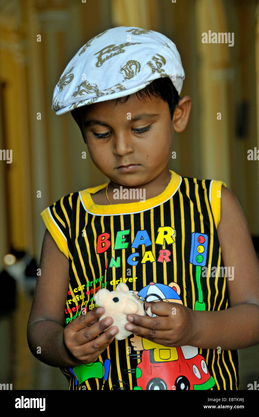 Petit garçon cingalais holding a soft toy, Sri Lanka Banque D'Images