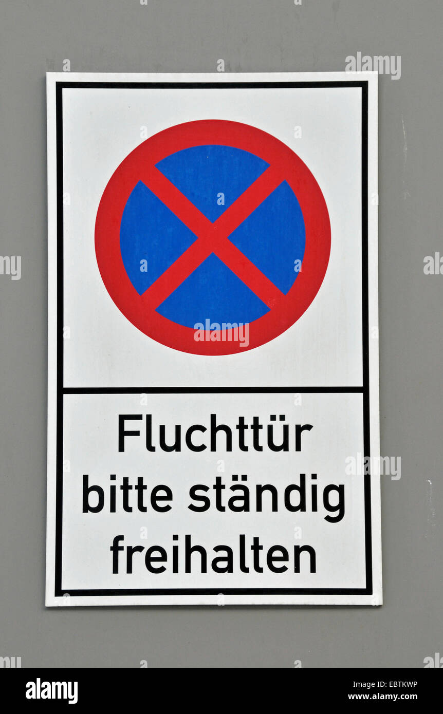 No parking sign 'escape' claire toujours garder la porte, Allemagne Banque D'Images