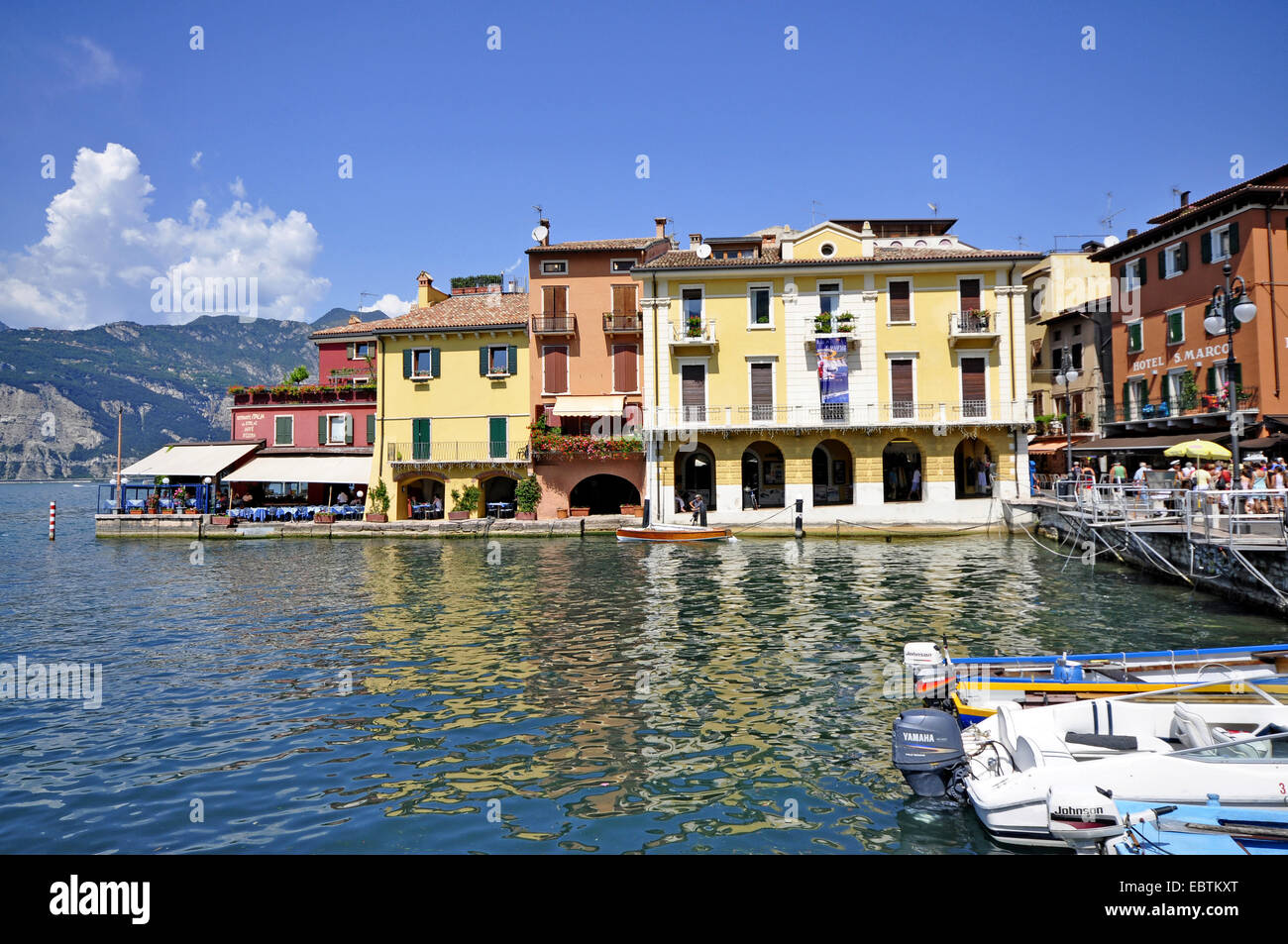 Village pittoresque au bord du lac, l'Italie, le lac de Garde, Lombardie, Malcesine Banque D'Images