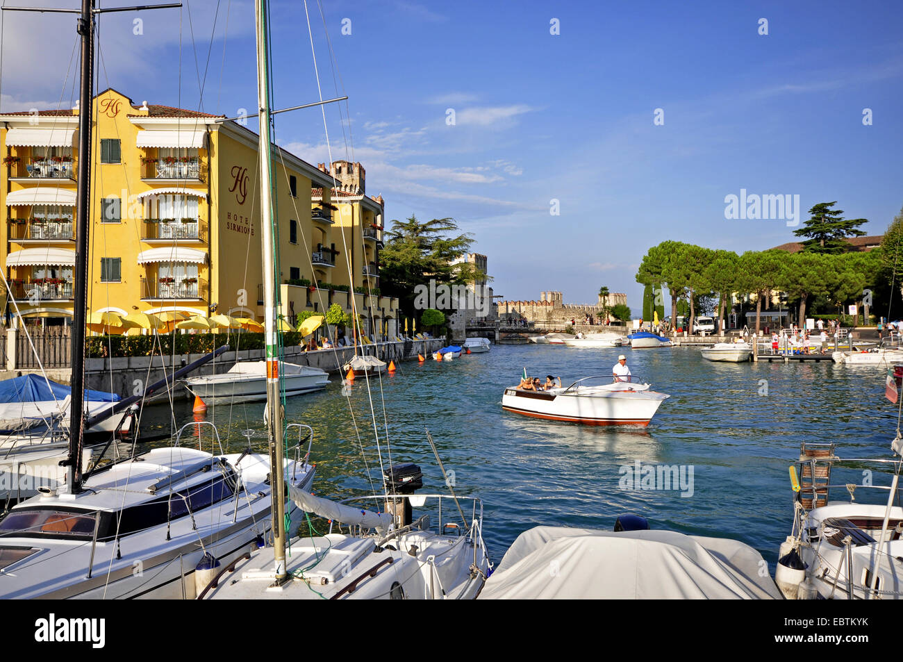 Marina et hôtel, Château Scaliger en arrière-plan, l'Italie, le lac de Garde, Lombardie, Sirmione Banque D'Images