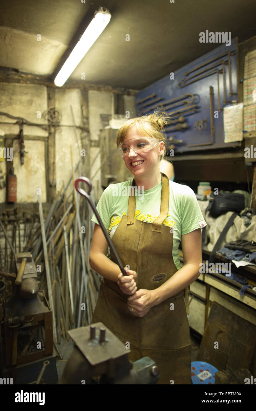 Woman blacksmith working in forge Banque de photographies et d'images à  haute résolution - Alamy