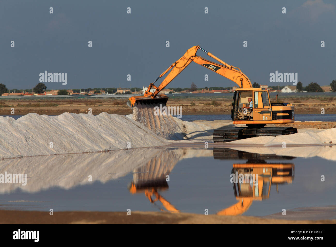 Pelleter de la pelle, la production de sel sel de la saline, l'Espagne, Sanlucar de Barrameda Banque D'Images