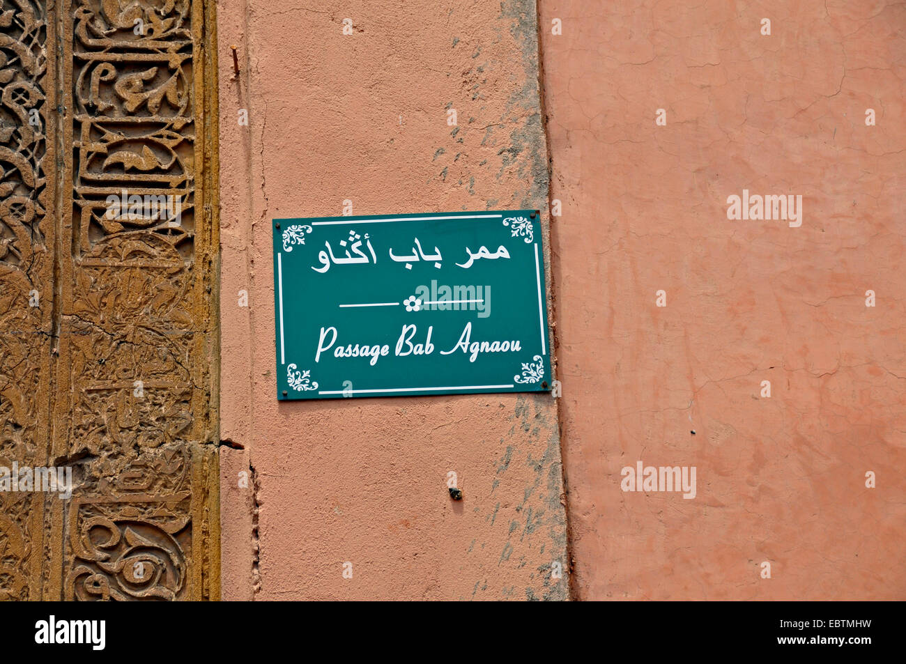 Soupir de rue bilingue 'Bab Agnaou Passage', Maroc, Marrakech Banque D'Images