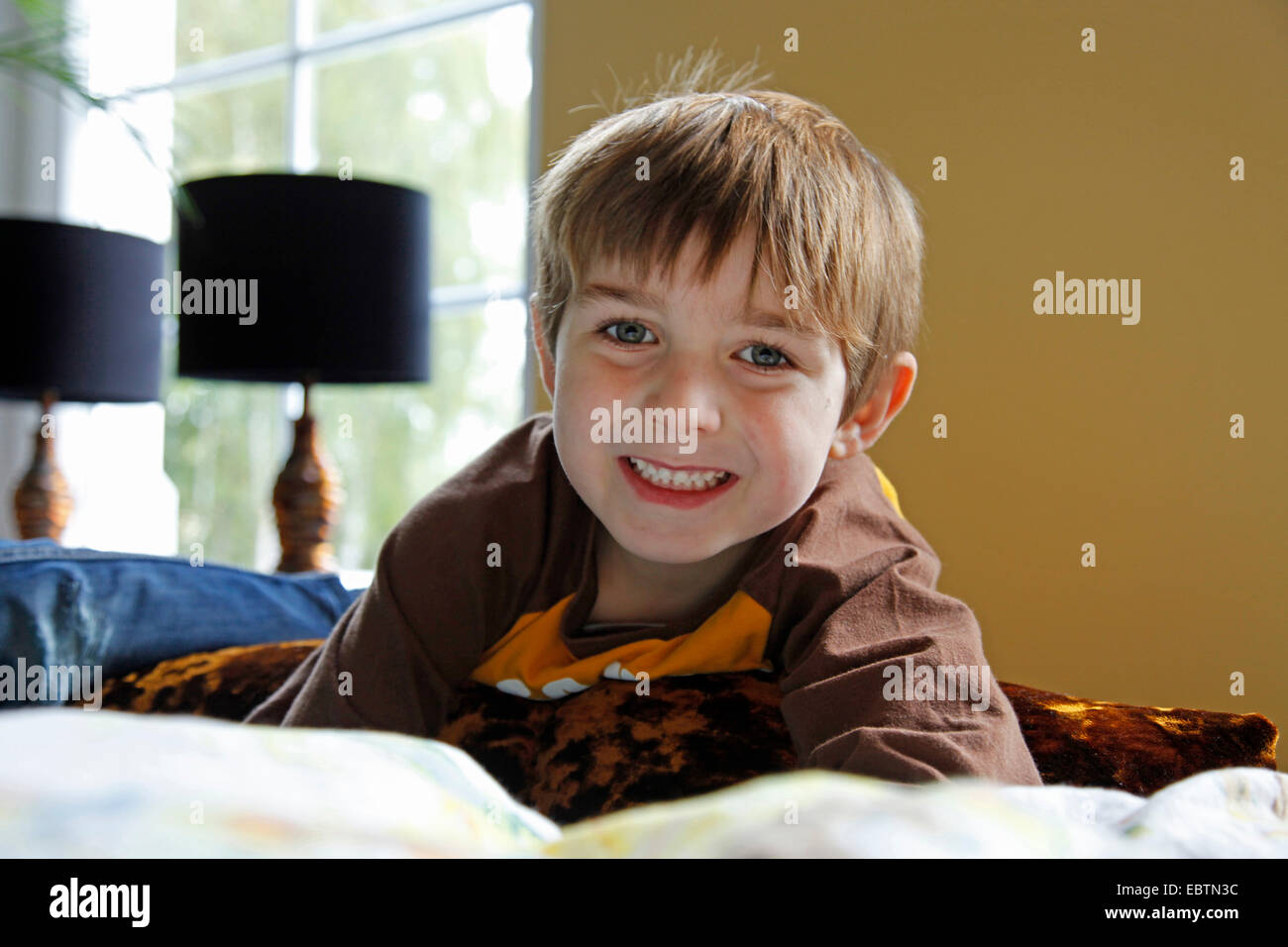 Little Boy lying on bed Banque D'Images