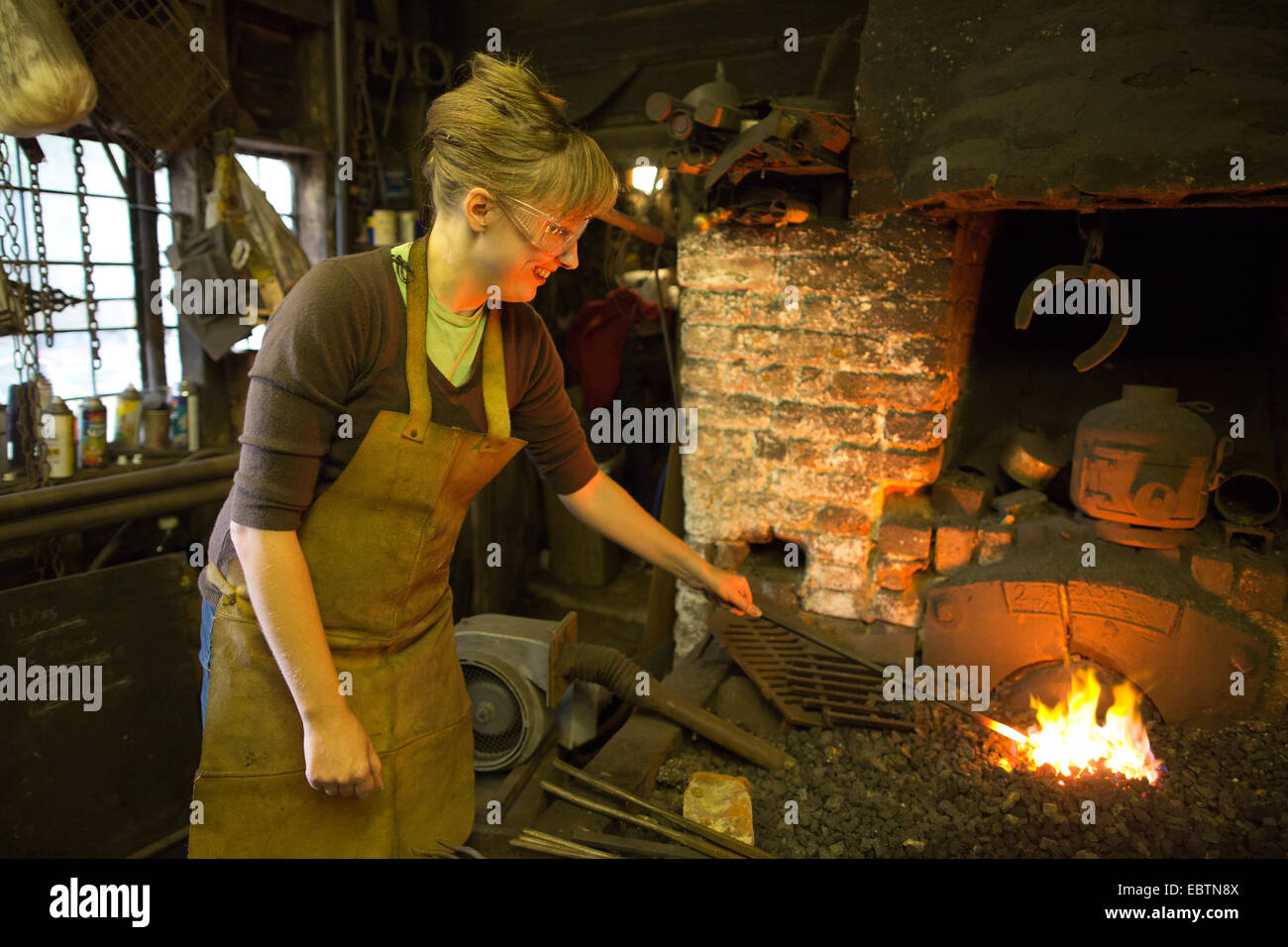 Femme forgeron travaillant dans une forge, Much Hadham, Herfordshire,  England, UK Photo Stock - Alamy