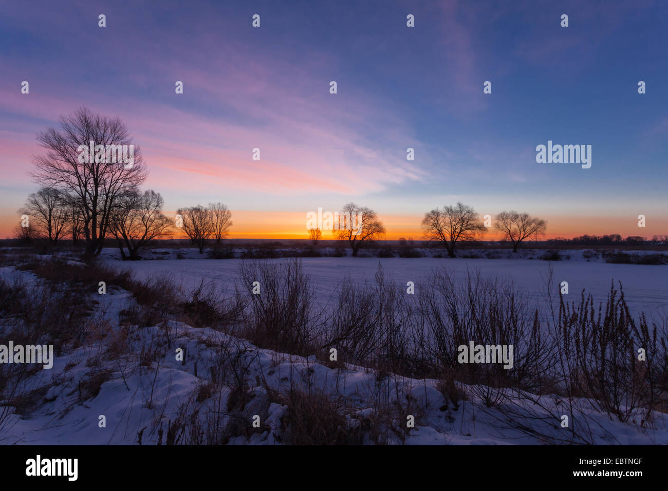 Paysage d'hiver, l'aube sur la rivière, matin Banque D'Images