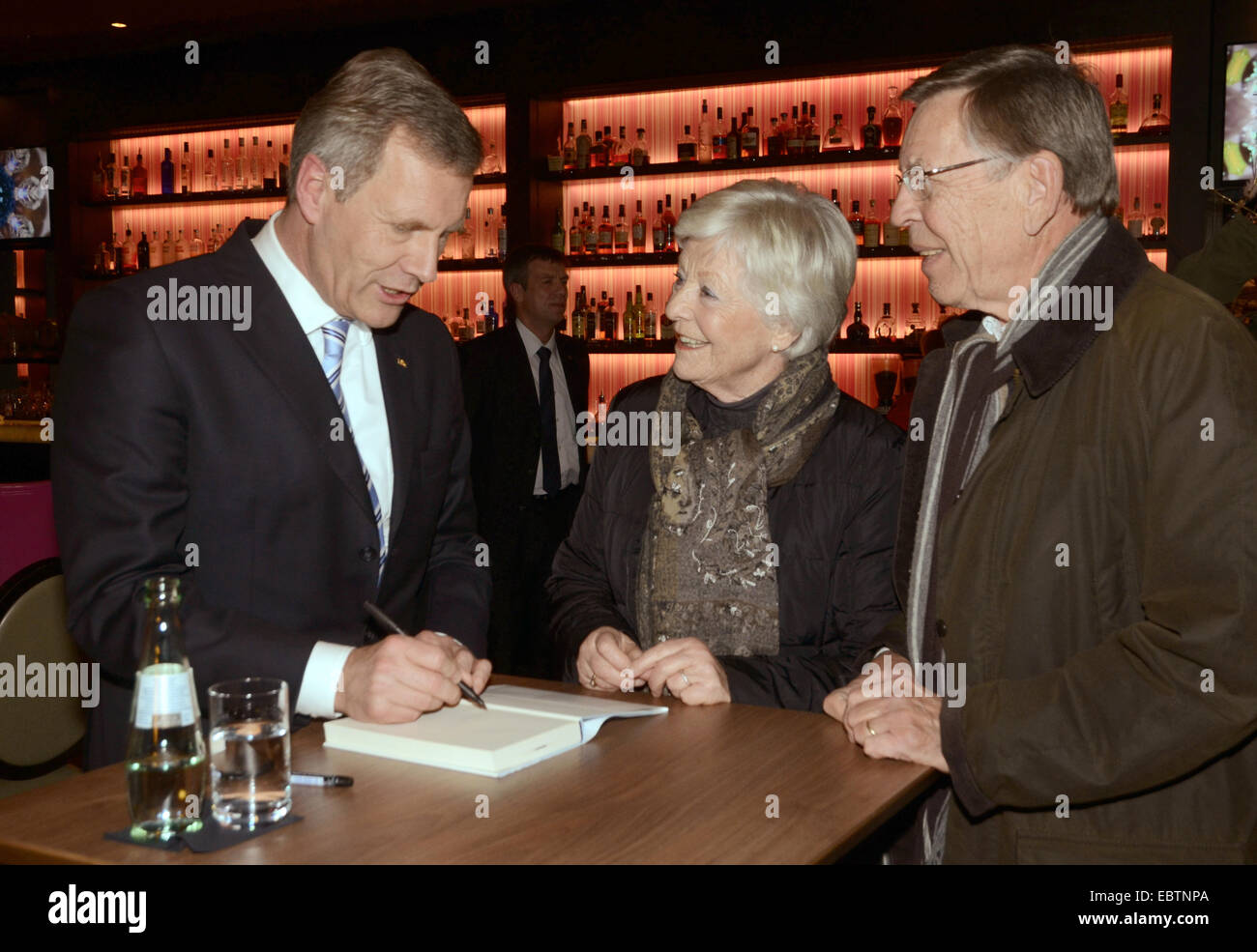 Düsseldorf, Allemagne. 08Th Nov, 2014. L'ancien président allemand Christian Wulff (L) au cours de son livre 'lettrage Ganz oben, ganz unten' (lit. 'En haut, par le bas) à Düsseldorf, Allemagne, 04 décembre 2014. Photo : Horst Ossinger/dpa/Alamy Live News Banque D'Images