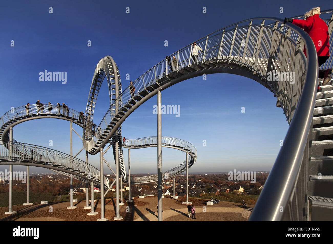 Personnes sur le monument Tiger et tortue sur la Angerpark, Allemagne, Rhénanie du Nord-Westphalie, région de la Ruhr, Duisburg Banque D'Images