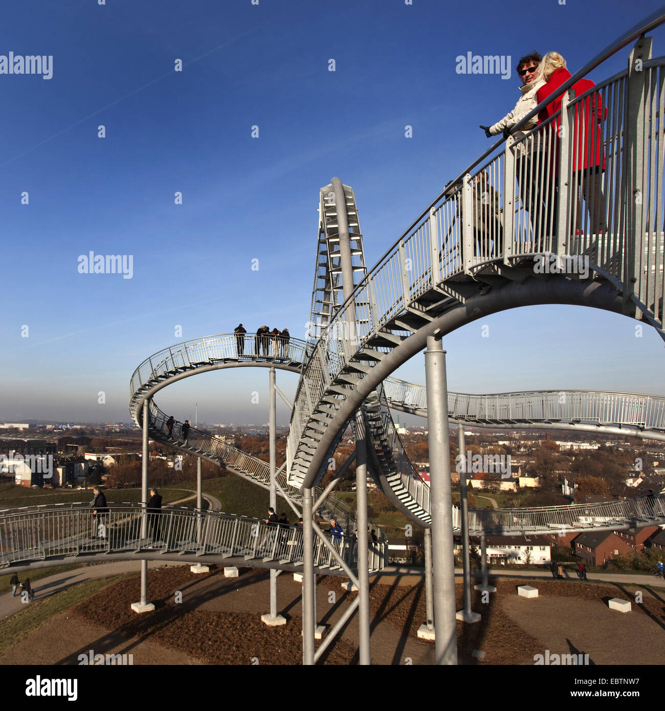 Personnes sur le monument Tiger et tortue sur la Angerpark, Allemagne, Rhénanie du Nord-Westphalie, région de la Ruhr, Duisburg Banque D'Images