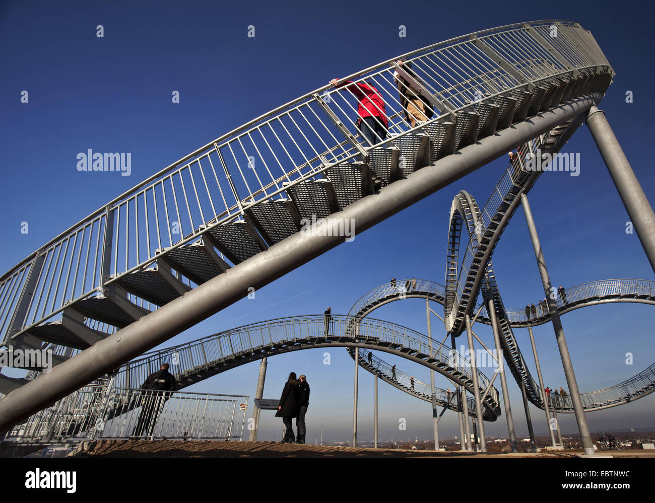 Personnes sur le monument Tiger et tortue sur la Angerpark, Allemagne, Rhénanie du Nord-Westphalie, région de la Ruhr, Duisburg Banque D'Images