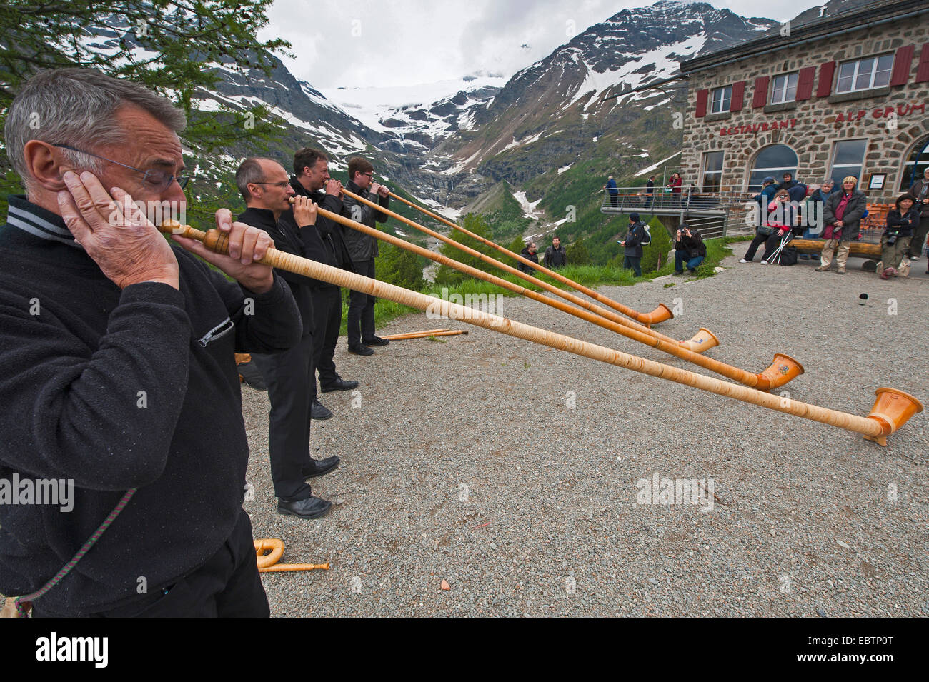 Les soufflantes de cor des alpes en face d'un paysage de mines, Suisse Banque D'Images