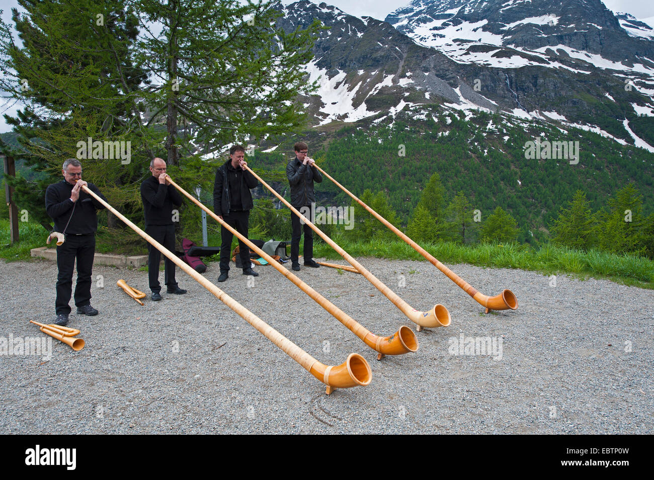 Les soufflantes de cor des alpes en face d'un paysage de mines, Suisse Banque D'Images
