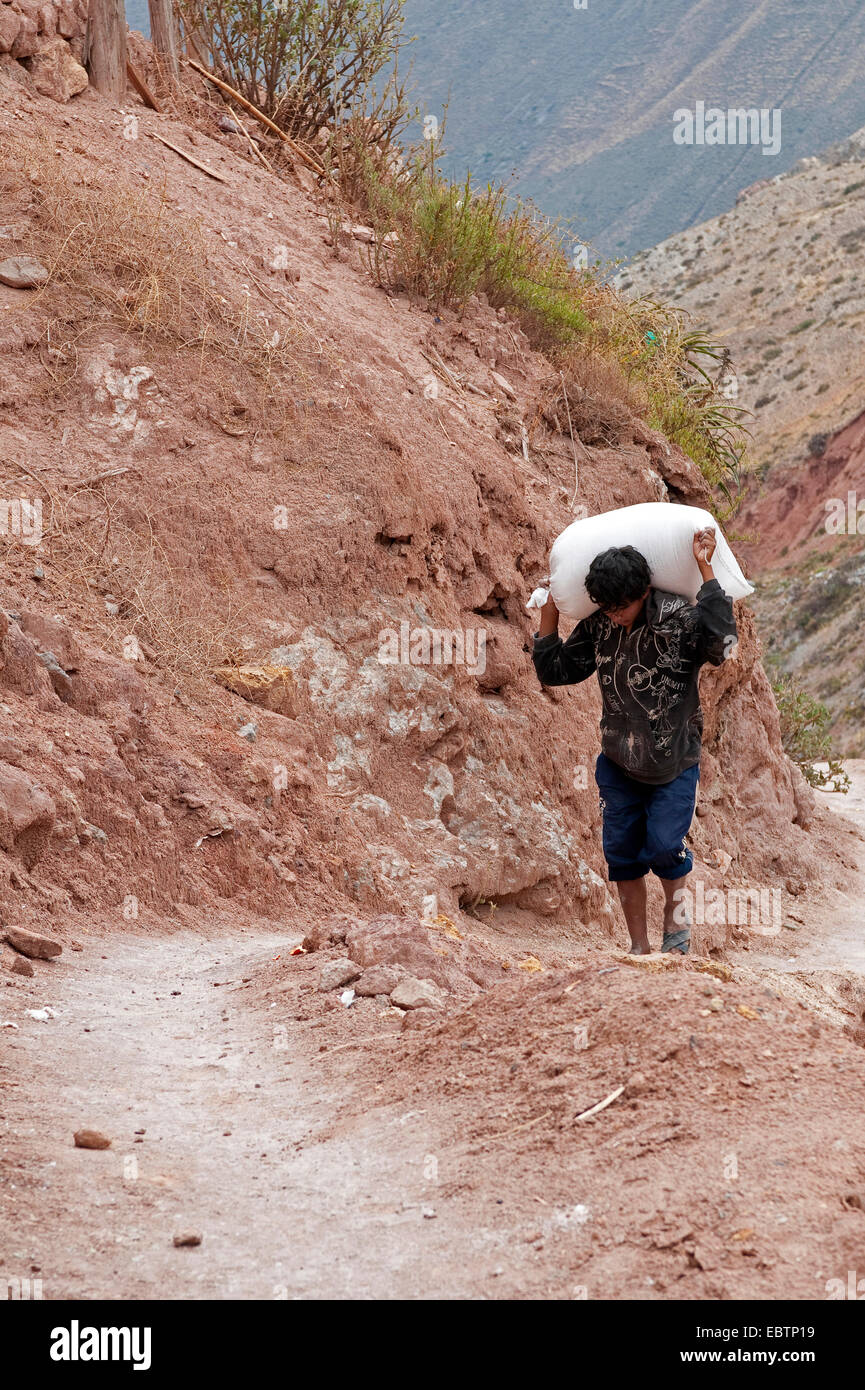 Sacs de transport des travailleurs du sel à Salinas de Maras, Pérou, Cusco Banque D'Images