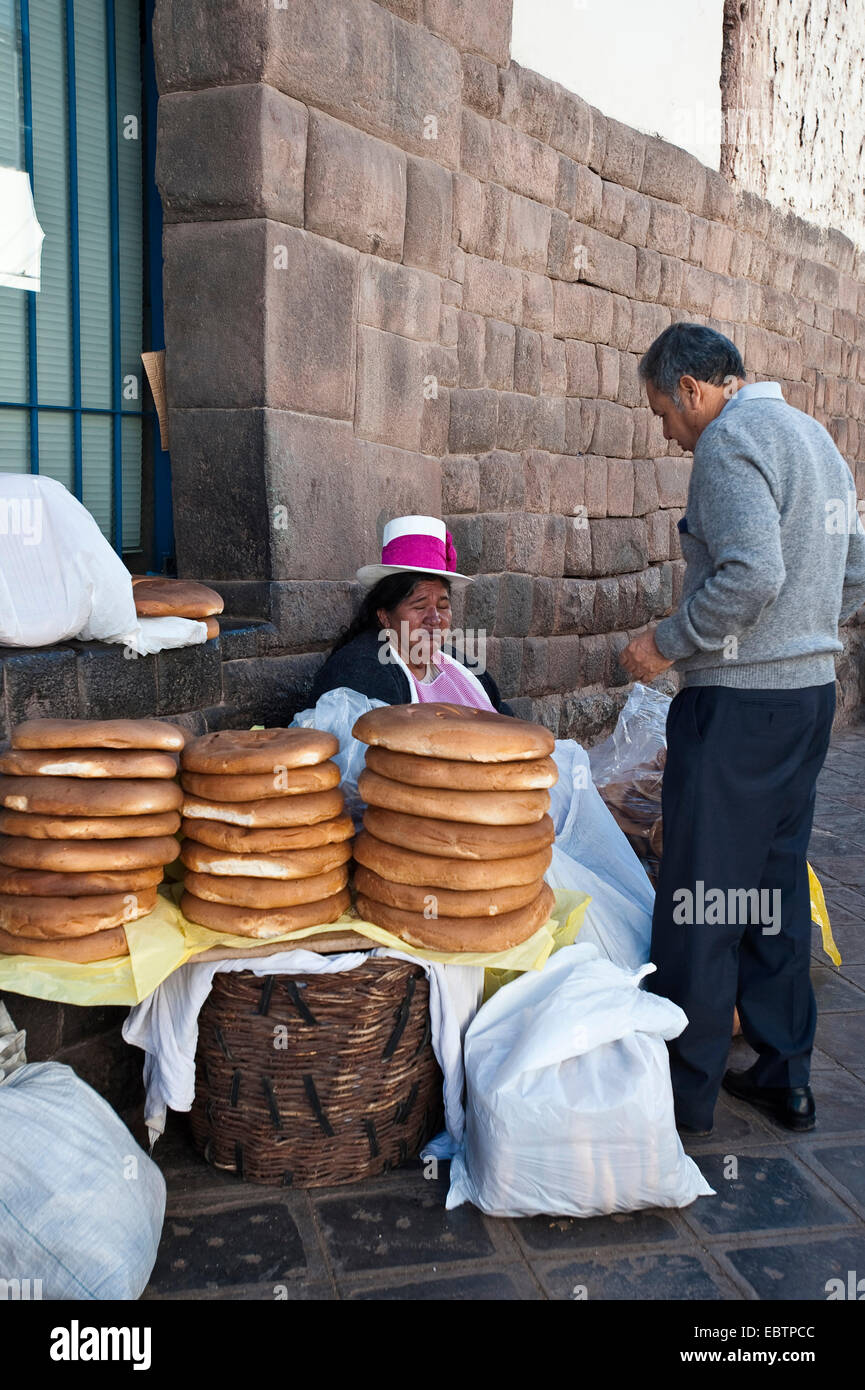 Vendeur de rue, vente de pain, Pérou, Cusco Banque D'Images