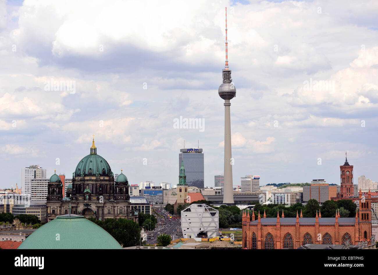 Berlin Fernsehturm, La Cathédrale de Berlin, la cathédrale de Saint Hedwig, Église Friedrichswerder et Hôtel de ville rouge, l'Allemagne, Berlin Banque D'Images