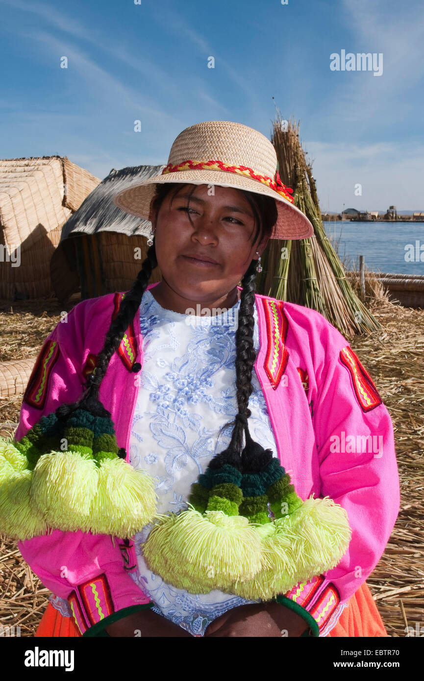 Uro femme aux cheveux décoration traditionnelle, le Pérou, Titicaca Banque D'Images