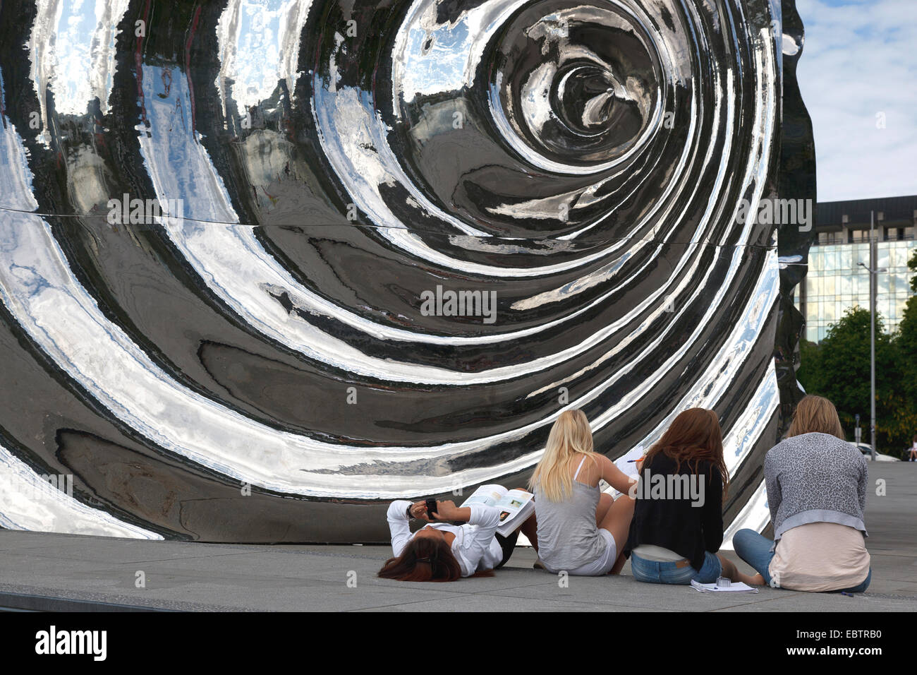 Deux jeunes femmes à la sculpture 'Cube' dans le parc municipal Byparken, Norvège, Hordaland, Bergen Banque D'Images