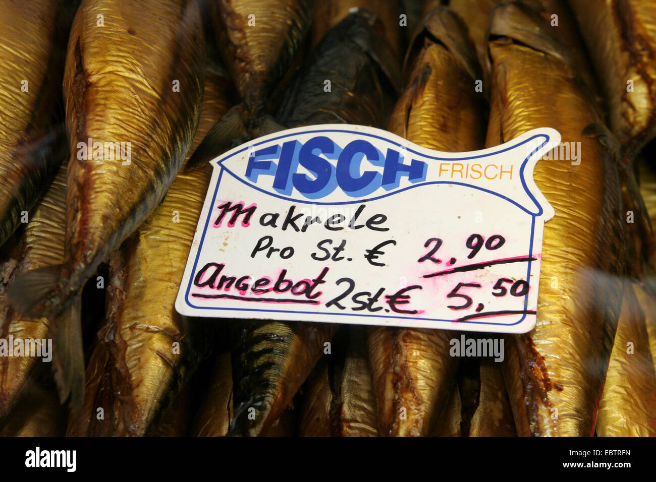 Petits Maquereaux Fumés sur le marché, l'Allemagne, Rhénanie du Nord-Westphalie Banque D'Images