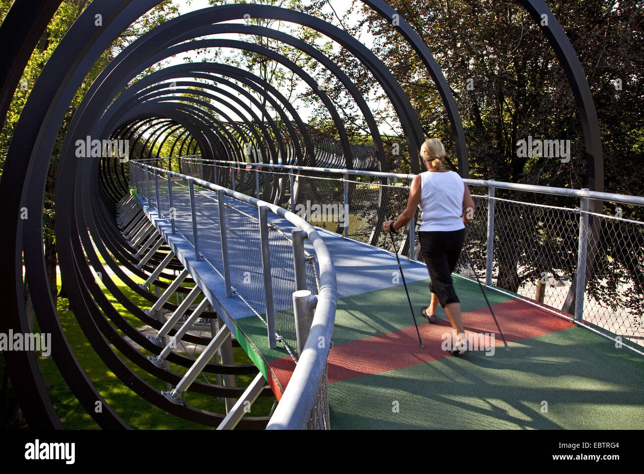 Trekking femme sur le pont Slinky Ressorts pour la gloire, Rehberger bridge, l'Allemagne, en Rhénanie du Nord-Westphalie, Ruhr, Oberhausen Banque D'Images