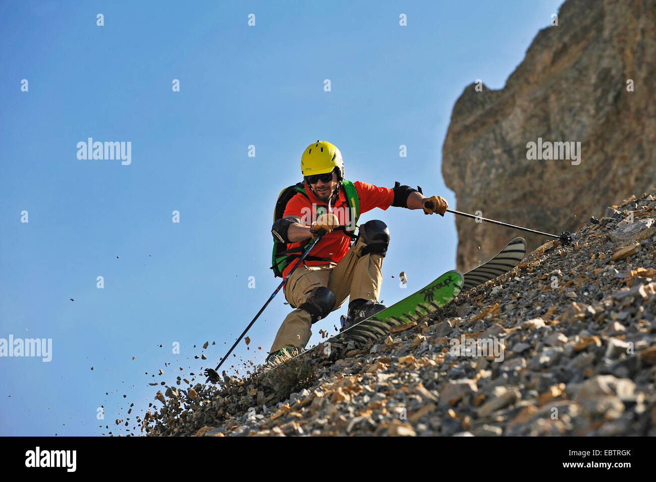 Skieur freeride la descente sur pente rocheuse Banque D'Images