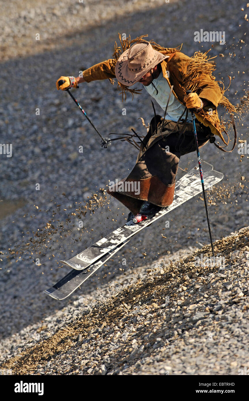 Skieur freeride déguisé en cowboy en descente sur la pente de gravier Banque D'Images