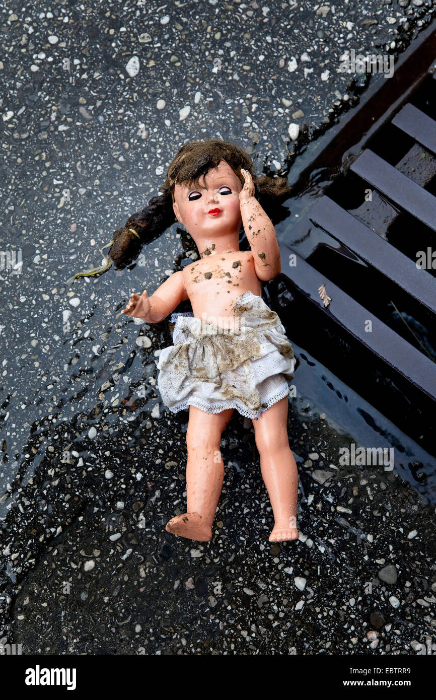 Dolly est posé sur une rue, symbole de mauvais traitements et d'abus d'enfants Banque D'Images