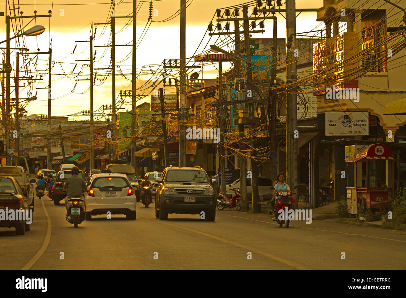 Rue principale avec une circulation intense dans la lumière du soir, de la Thaïlande, Phuket, Phuket Banque D'Images