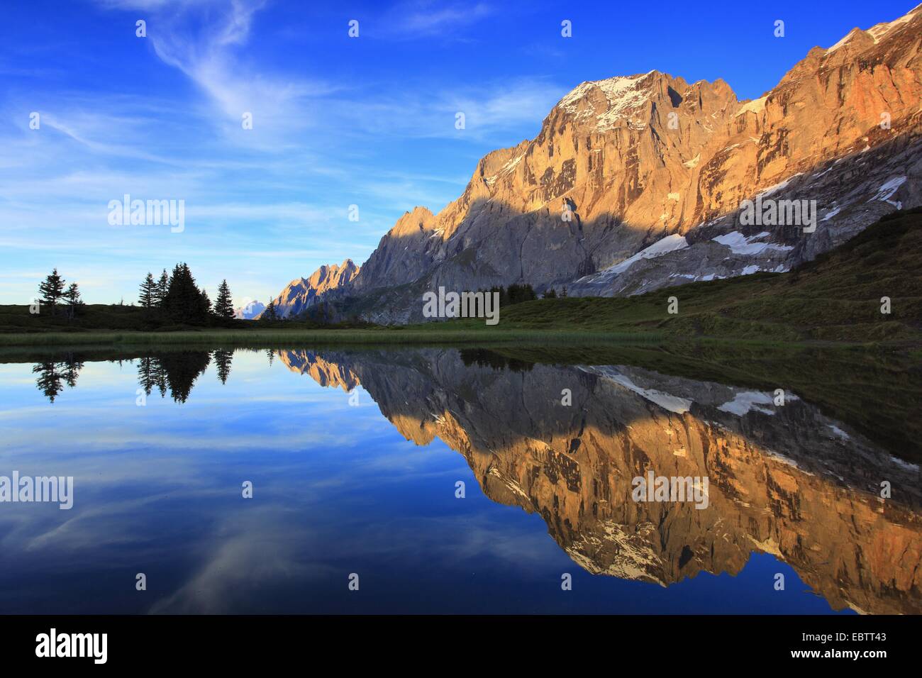 Vue d'un lac de montagne au passage alpin 'Grosse Scheidegg' à la Wellhorn et le Engelhoerner, Suisse, Berne, Oberland Bernois Banque D'Images