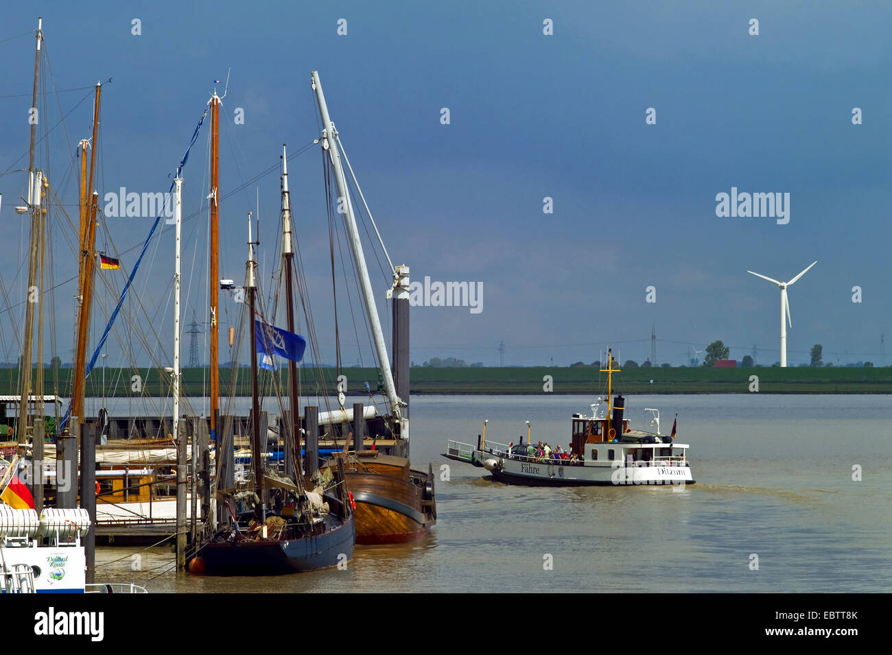 Bateaux à voile dans le port et le ferry boat, ALLEMAGNE, Basse-Saxe, Hage Banque D'Images