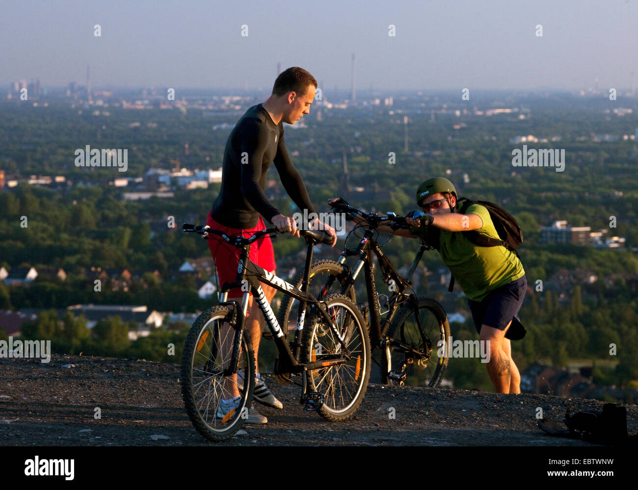 Deux vélo de montagne sur le dessus de la pile Haniel, Allemagne, Rhénanie du Nord-Westphalie, Bottrop Banque D'Images