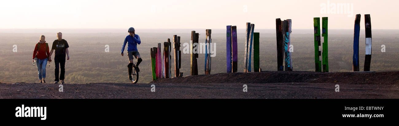 Trois personnes près de travail art 'totems' sur la Haniel, Allemagne, Rhénanie du Nord-Westphalie, Bottrop Banque D'Images