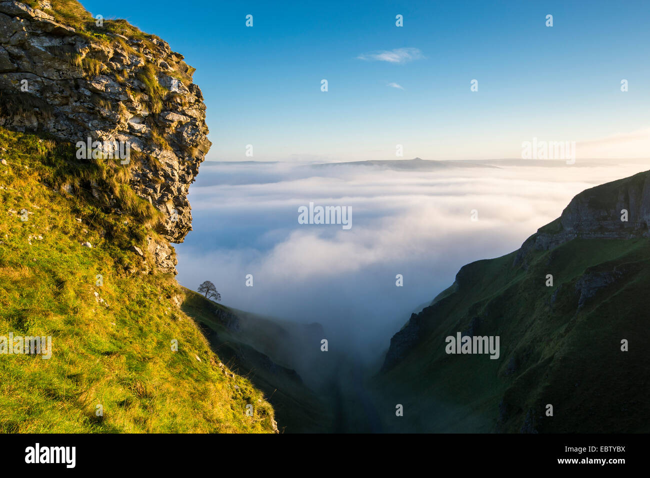 Matin magique de brume et de nuages bas dans la vallée de l'espoir. La dérive du brouillard autour de Forcella Staulanza créant les conditions atmosphériques. Banque D'Images