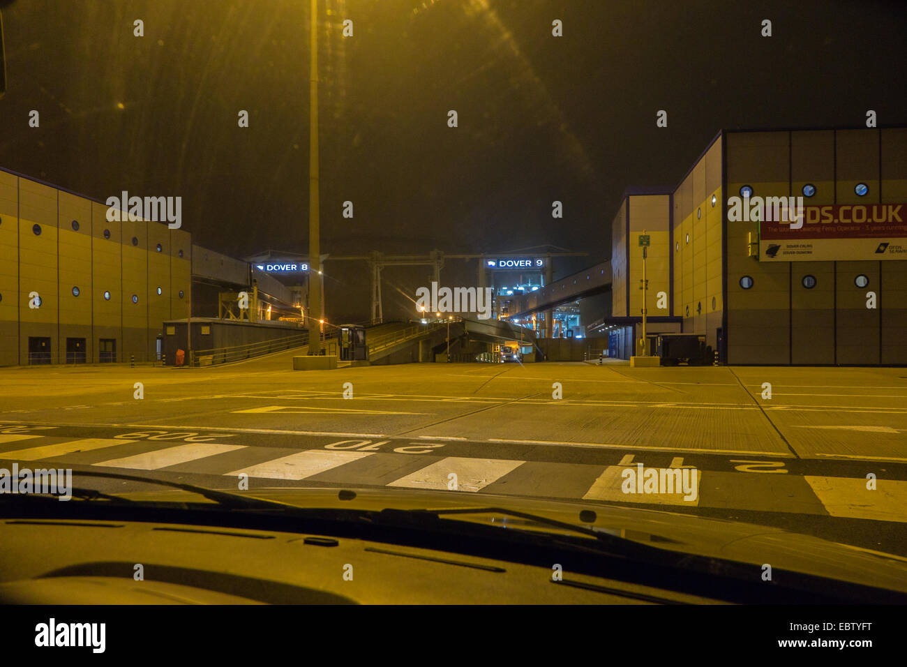 Port de Douvres, Kent, Royaume-Uni. véhicule en attendant l'embarquement des ferries DFDS de nuit à Calais France Banque D'Images