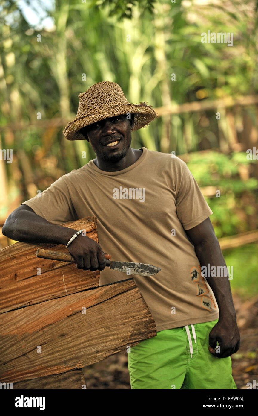 L'homme à la peau sombre avec chapeau de paille et le couteau, Madagascar  Photo Stock - Alamy
