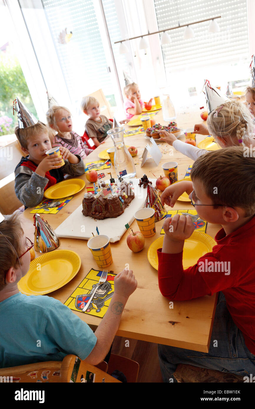 Les enfants manger un gâteau d'anniversaire de l'enfant Banque D'Images