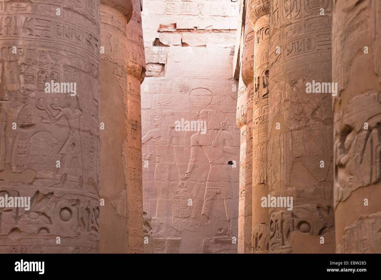 Voir à travers les colonnes de grande salle du Temple de Karnak au secours murale, Egypte, Karnak, Louxor Banque D'Images