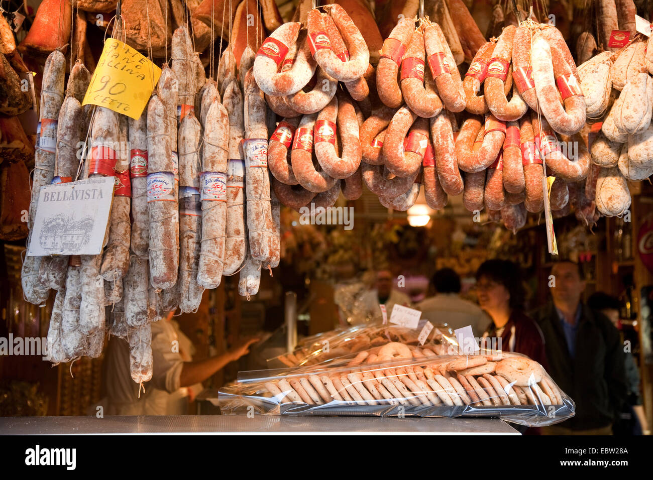 Saucisses sèches suspendus dans la fenêtre d'un traiteur, l'Italie, Rome Banque D'Images
