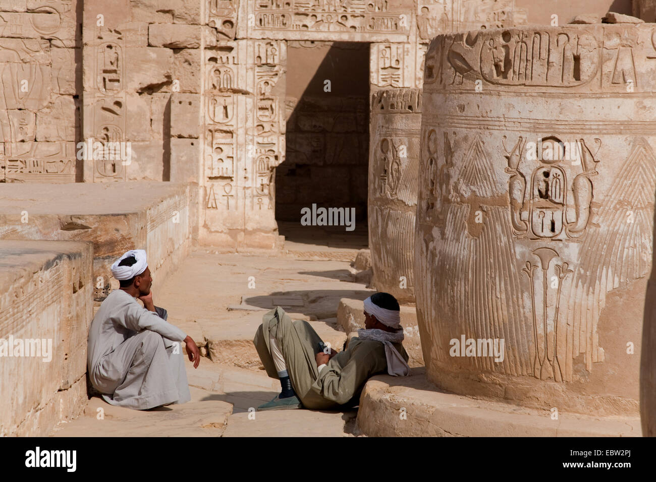 Se reposant dans les gardes, Médinet Habou le temple funéraire de Ramsès III, l'Egypte, Louxor, Theben-West Banque D'Images