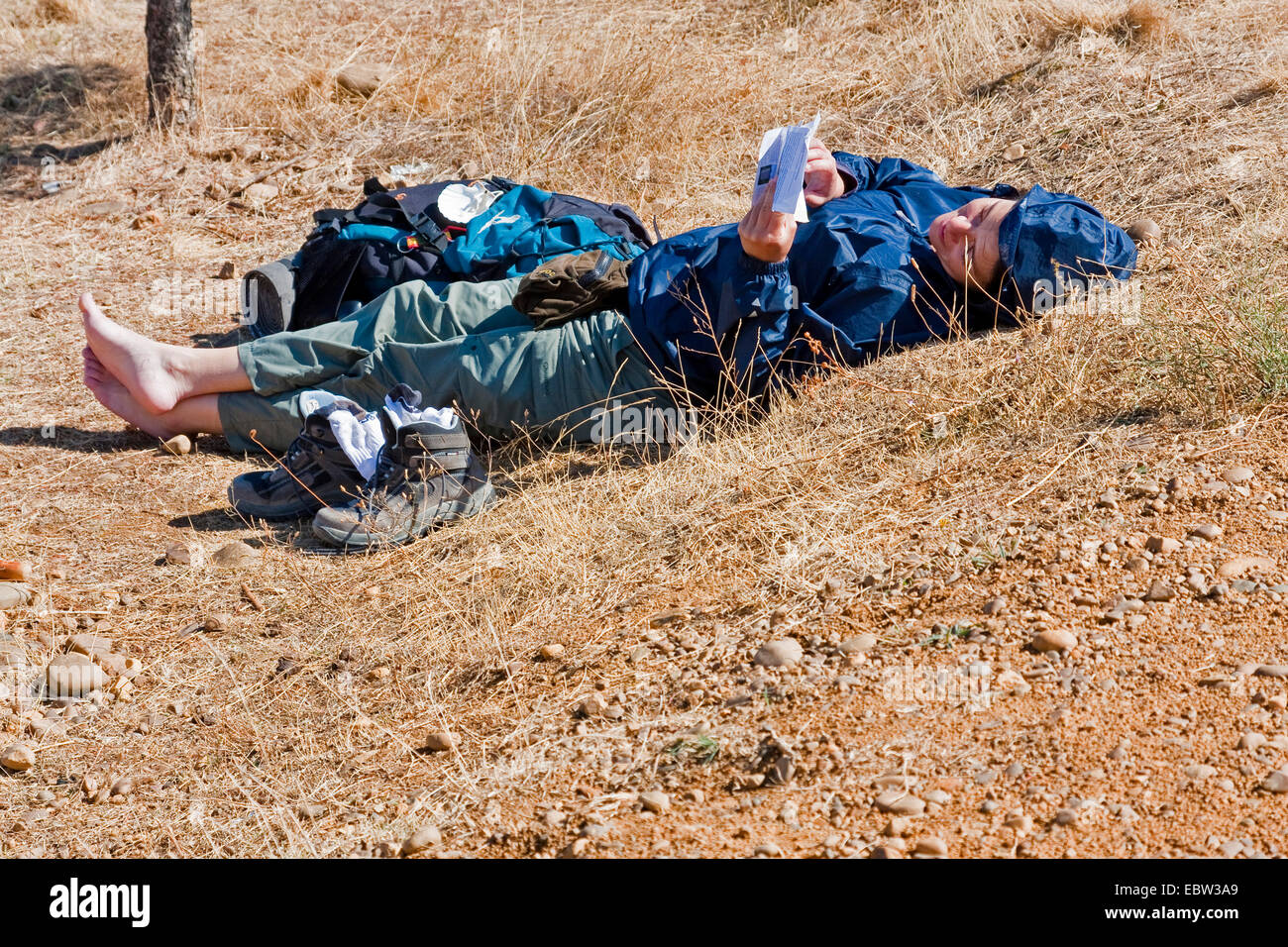 Pèlerin femelle ayant une pause à la frontière de la voie de Saint James, l'Espagne, Le¾n Kastilien und, Palencia, Calzadilla de la Cueza Banque D'Images