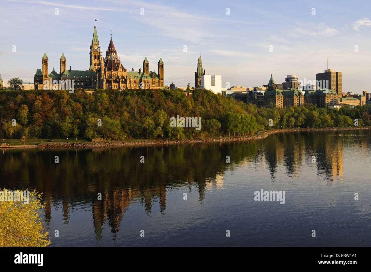 Le Parlement canadien se reflétant dans la rivière Ottawa, Canada, Ontario, Ottawa Banque D'Images