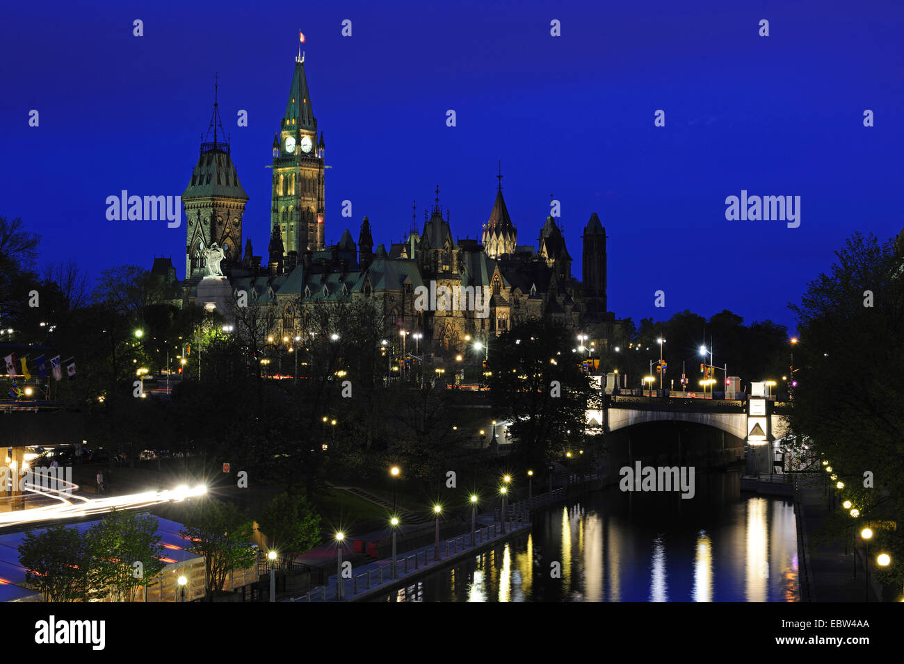 Canal Rideau avec le Parlement à l'heure bleue, le Canada, l'Ontario, Ottawa Banque D'Images