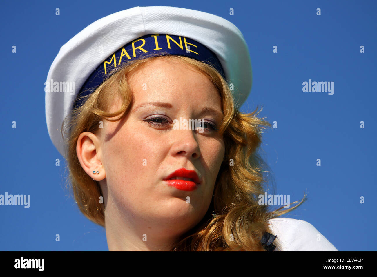 Jeune femme avec chapeau de marin, l'Allemagne, Mecklembourg-Poméranie-Occidentale Banque D'Images