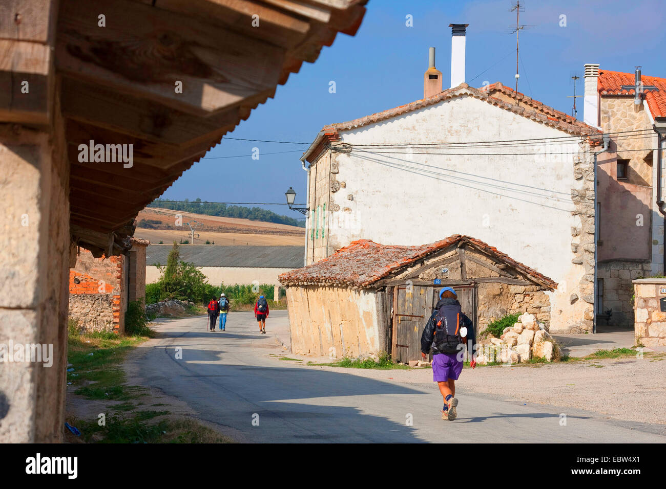 Pèlerins marchant à travers le village, en Espagne, en Kastilien und Le¾n, Burgos, Carde±uela RÝopico Banque D'Images
