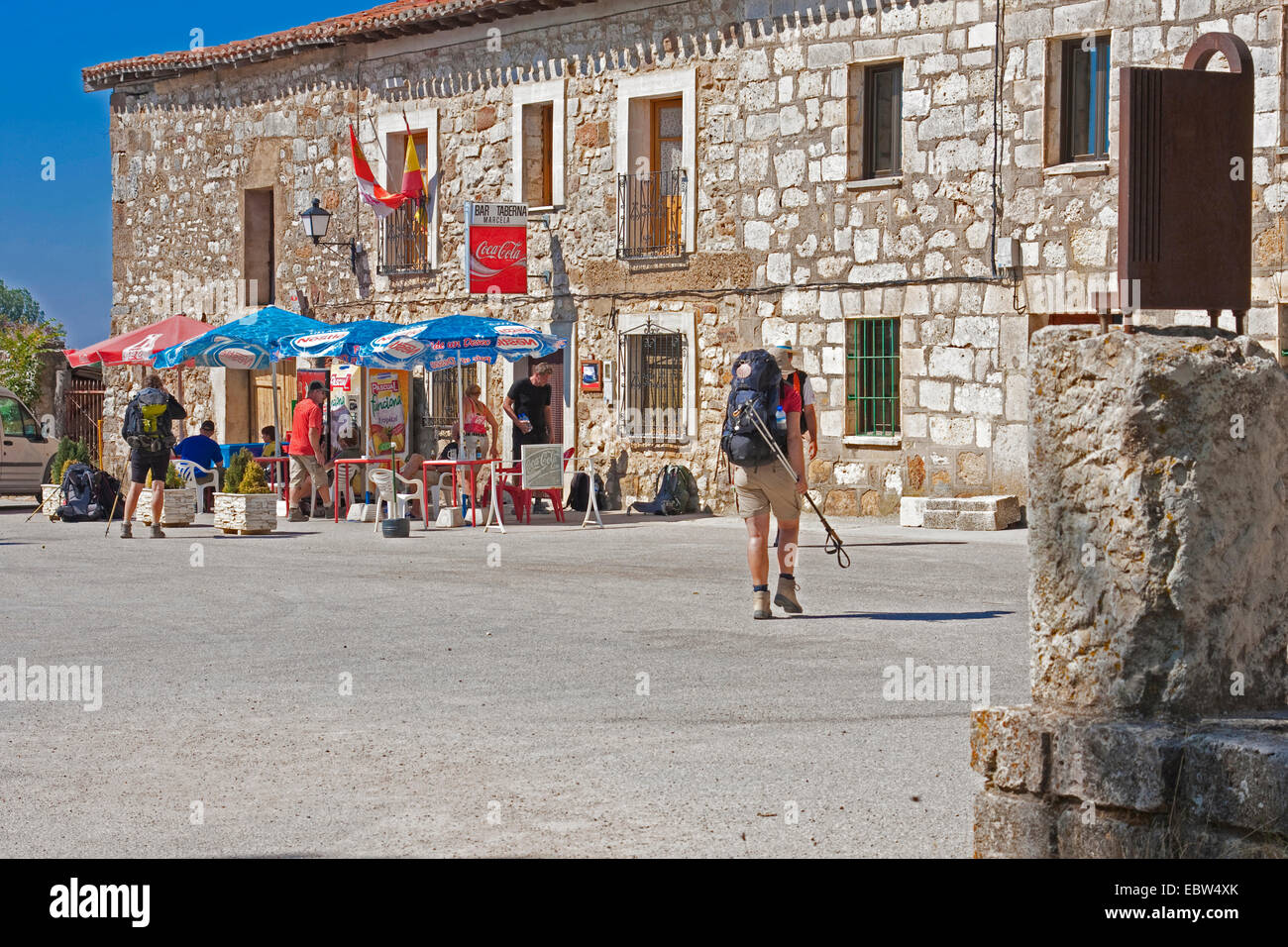 Rencontre des pèlerins dans un café, l'Espagne, Le¾n Kastilien und, San Juan de Ortega Banque D'Images