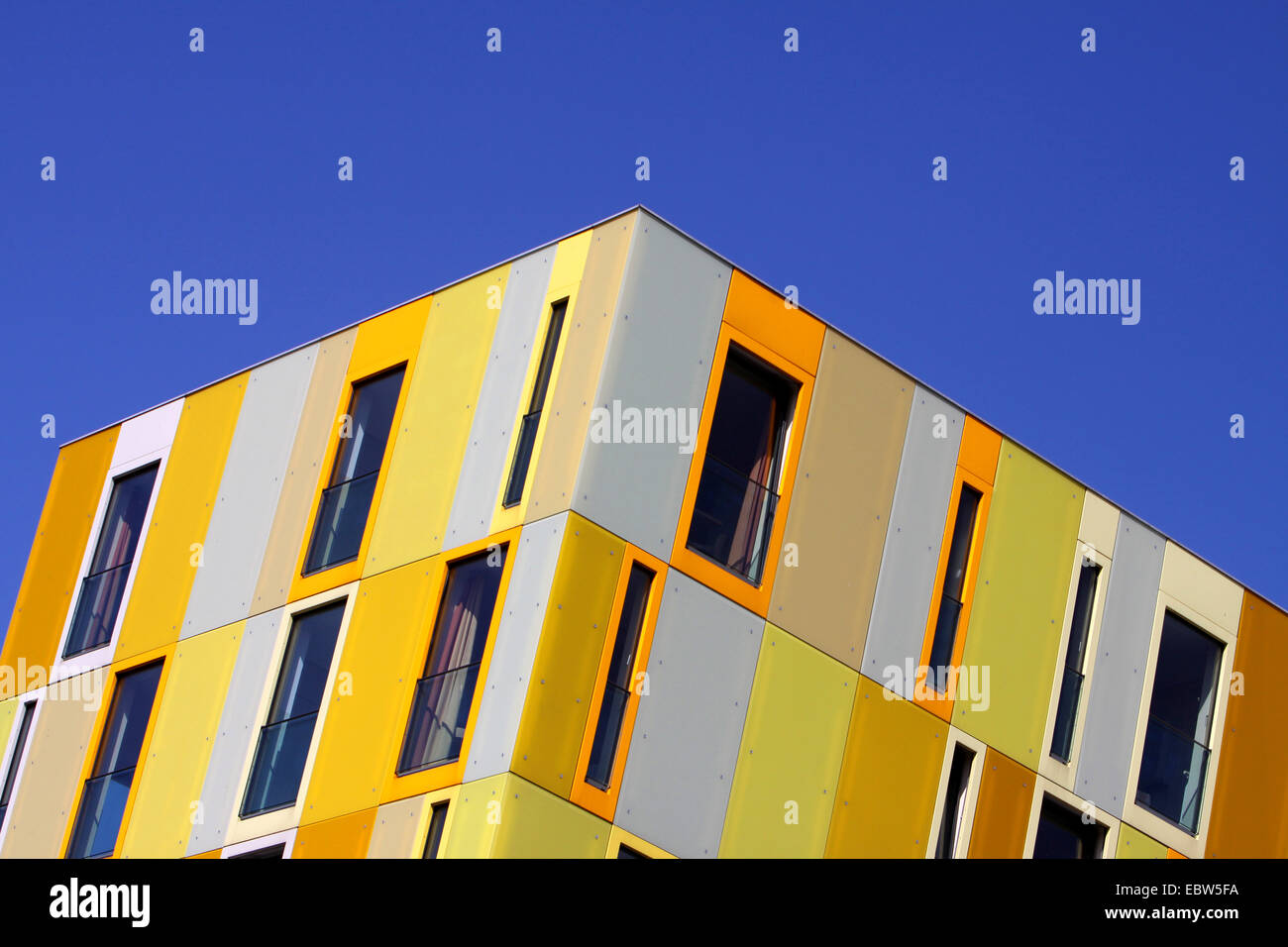 Étages supérieurs d'un immeuble de bureaux modernes avec la façade colorée, Allemagne, Bremen Banque D'Images