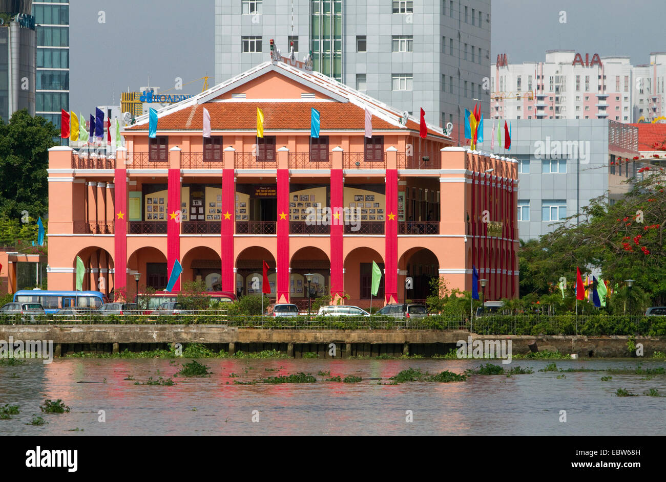 Ho Chi Minh Museum situé dans un bâtiment surnommé le 'dragon' Maison sur la rivière Saigon à Ho Chi Minh City, Vietnam. Banque D'Images