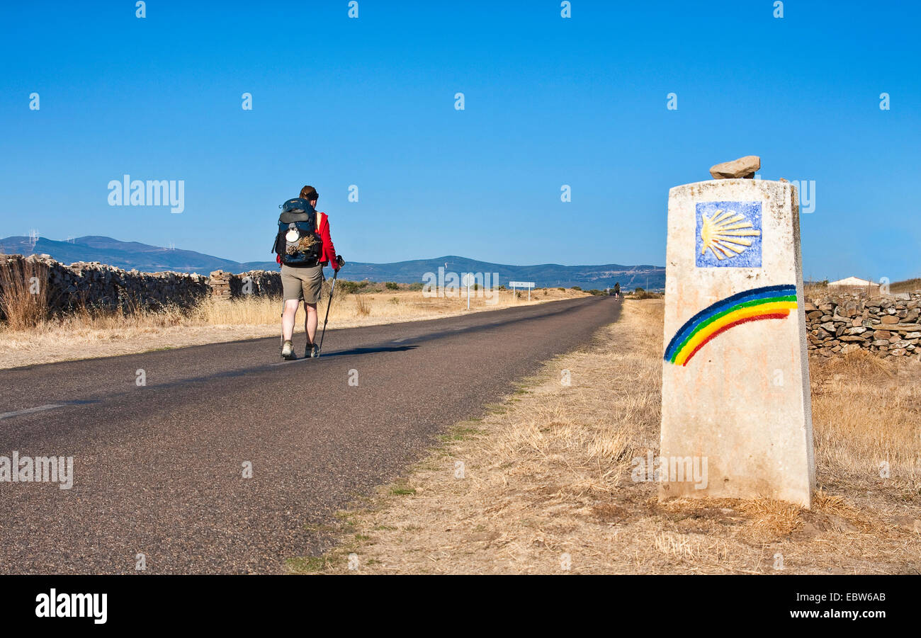 Guide avec un arc-en-ciel coquille de pèlerin, l'Espagne, Kastilien und Le¾n Banque D'Images